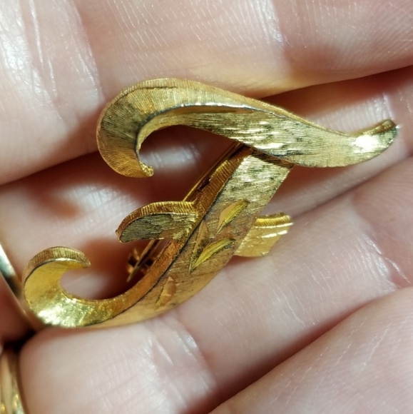 Vintage letter F brooch Mamselle textured gold tone pin initial alphabet - Picture 2 of 6
